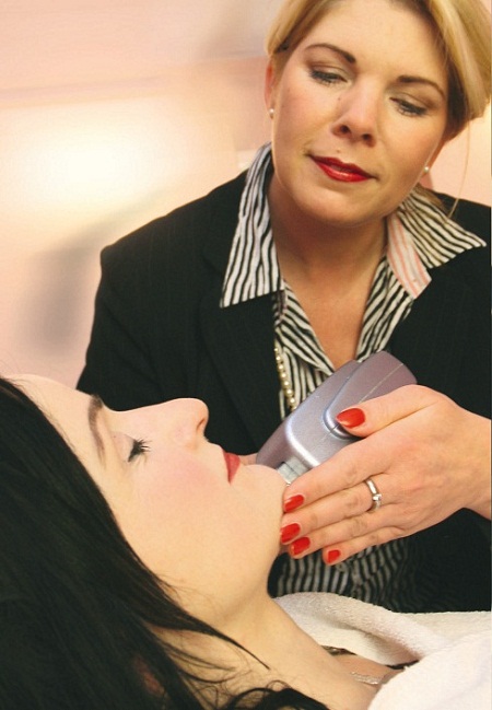 Dagmar Zimmermann bei einer Pflegebehandlung