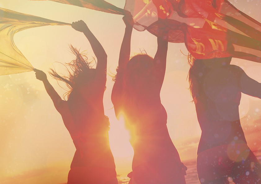 Sommerfeeling pur mit REVITASUN 3 Frauen am Strand mit Sonne und gebräunter Haut